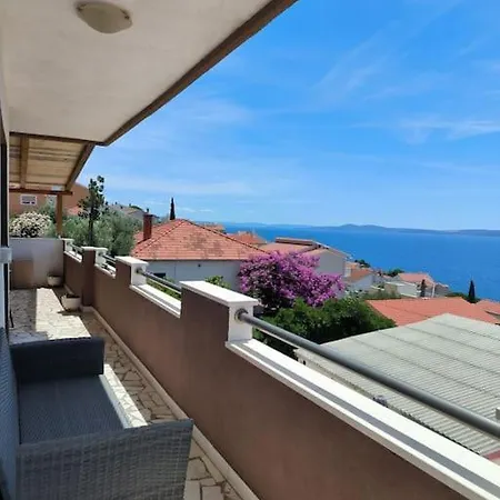 House Dea With Outdoor Jacuzzi Holiday home Trogir