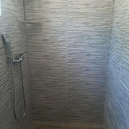 House Dea With Outdoor Jacuzzi Holiday home