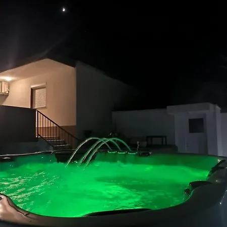 House Dea With Outdoor Jacuzzi Vikendica *