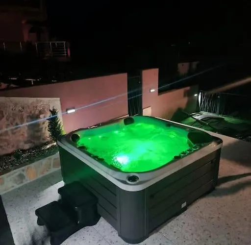 Hébergement de vacances House Dea With Outdoor Jacuzzi Trogir